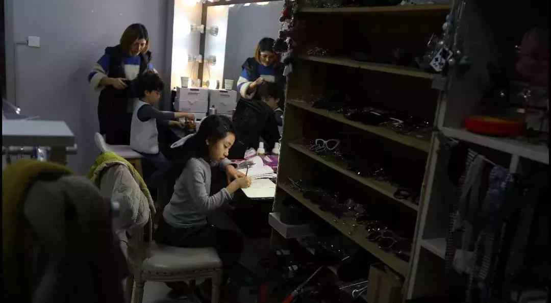 三岁男孩遭亲妈狠踢,3岁孩子被妈妈狠踢现场