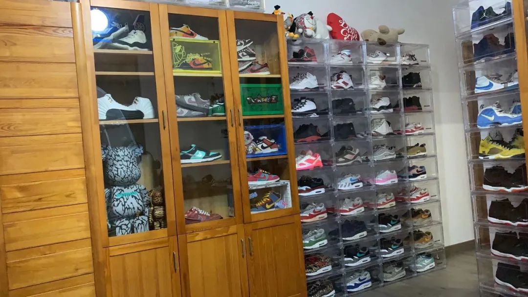 涨见识了!原来很多开宝马的都有一面鞋墙,穿的球鞋不上千就上万