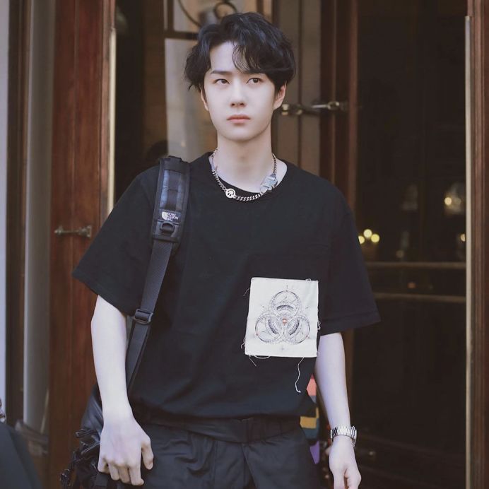 王一博西装复古风,王一博的心头肉