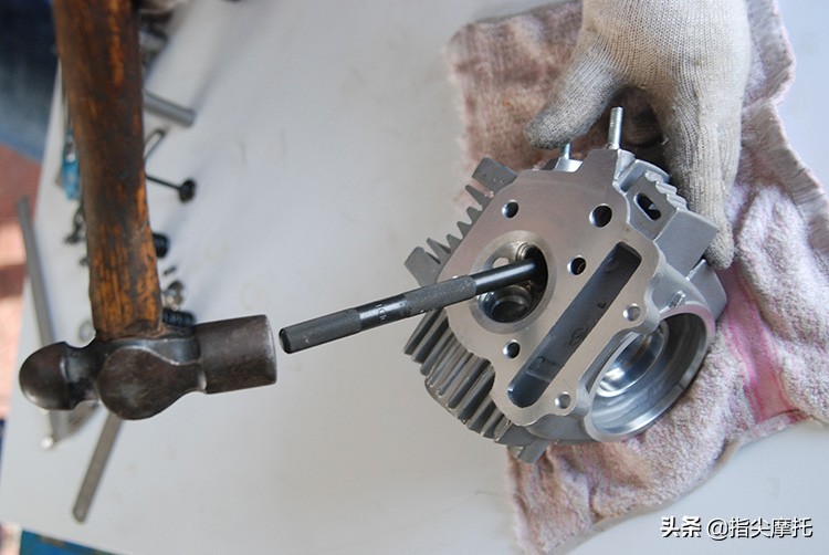 摩托车烧机油排气管冒烟怎么回事,摩托车烧机油冒白烟怎么办