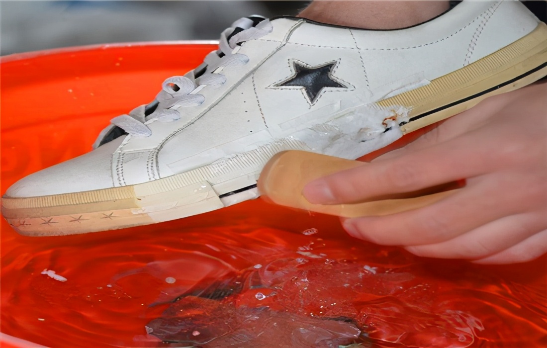 小白鞋上的脏污怎么去除,小白鞋有顽固污渍怎么去除