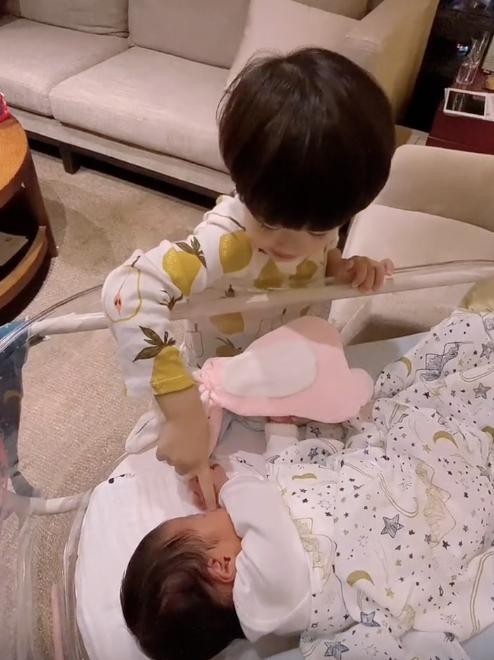 姜潮抱娃,姜潮抱儿子