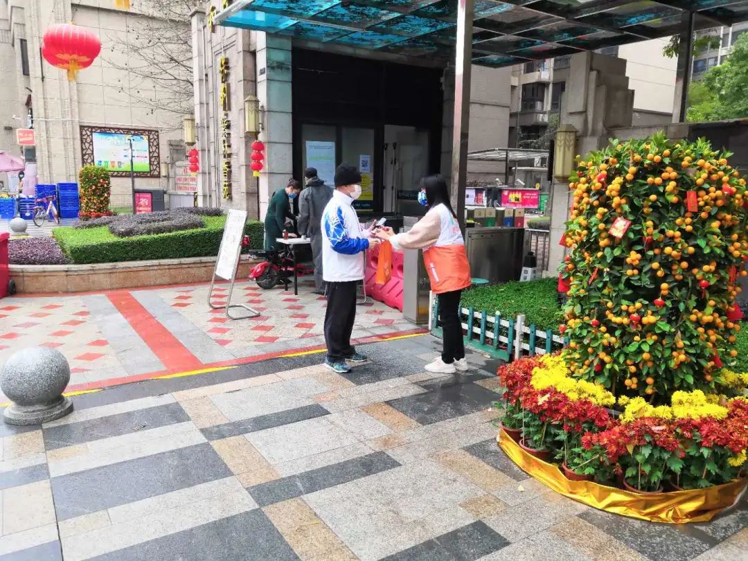 荔湾｜送口罩、上门消毒、代购物品……海龙街的他们暖心帮助辖内长者