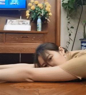 肚子大了,该怎么和家里人解释啊!哈哈哈让你再吃那么多...