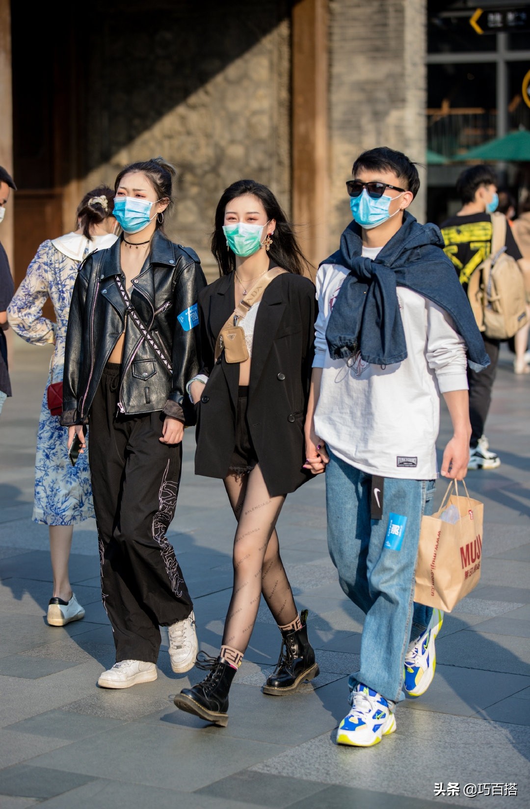 春天出门没裤子穿怎么办？别着急，巴黎世家印花黑丝拯救你