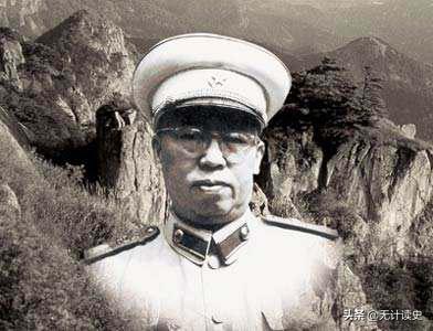 他是唯一上过大学的元帅，却因资历最浅而受争议，主动降级被拒绝