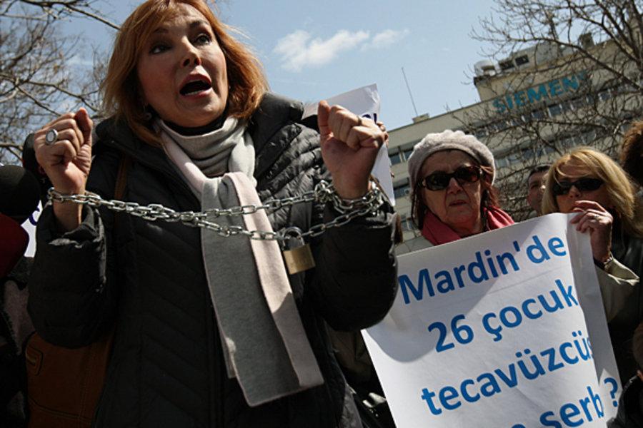 少女杀父母肢解案件,19岁女孩杀父母分尸案件案情简介