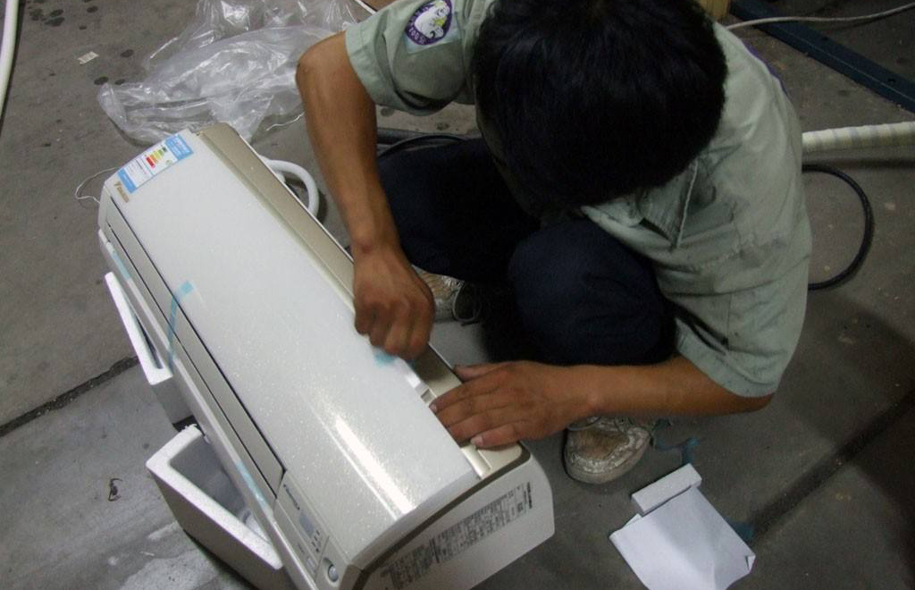 美的空调漏水内机漏水一滴一滴的,空调内机和外机连接管漏水还结霜