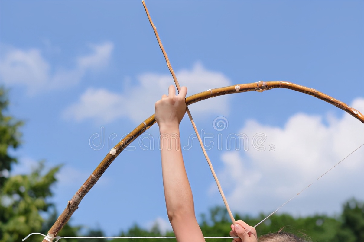 熊孩子用弓箭射穿女孩的头发,熊孩子用弓箭射马蜂窝