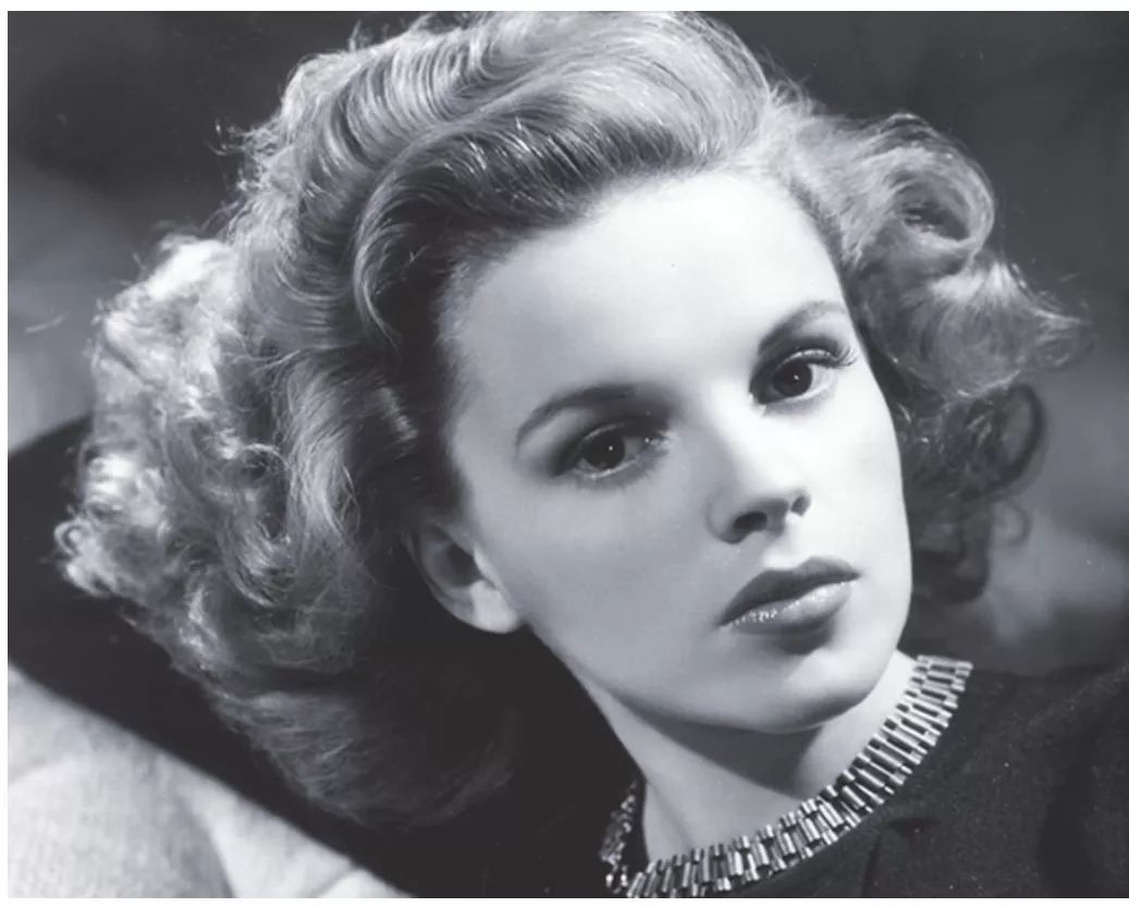 林允菲拉格慕全球品牌代言人,林允代言的香水