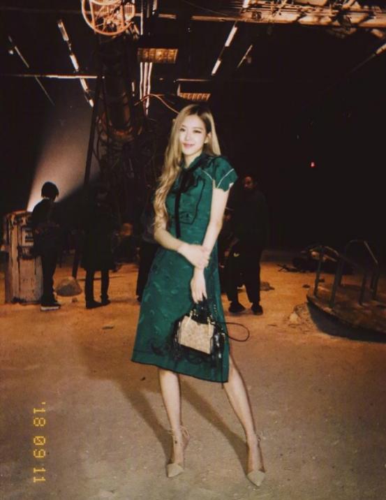 朴彩英无袖背心 (朴彩英adidas背心)