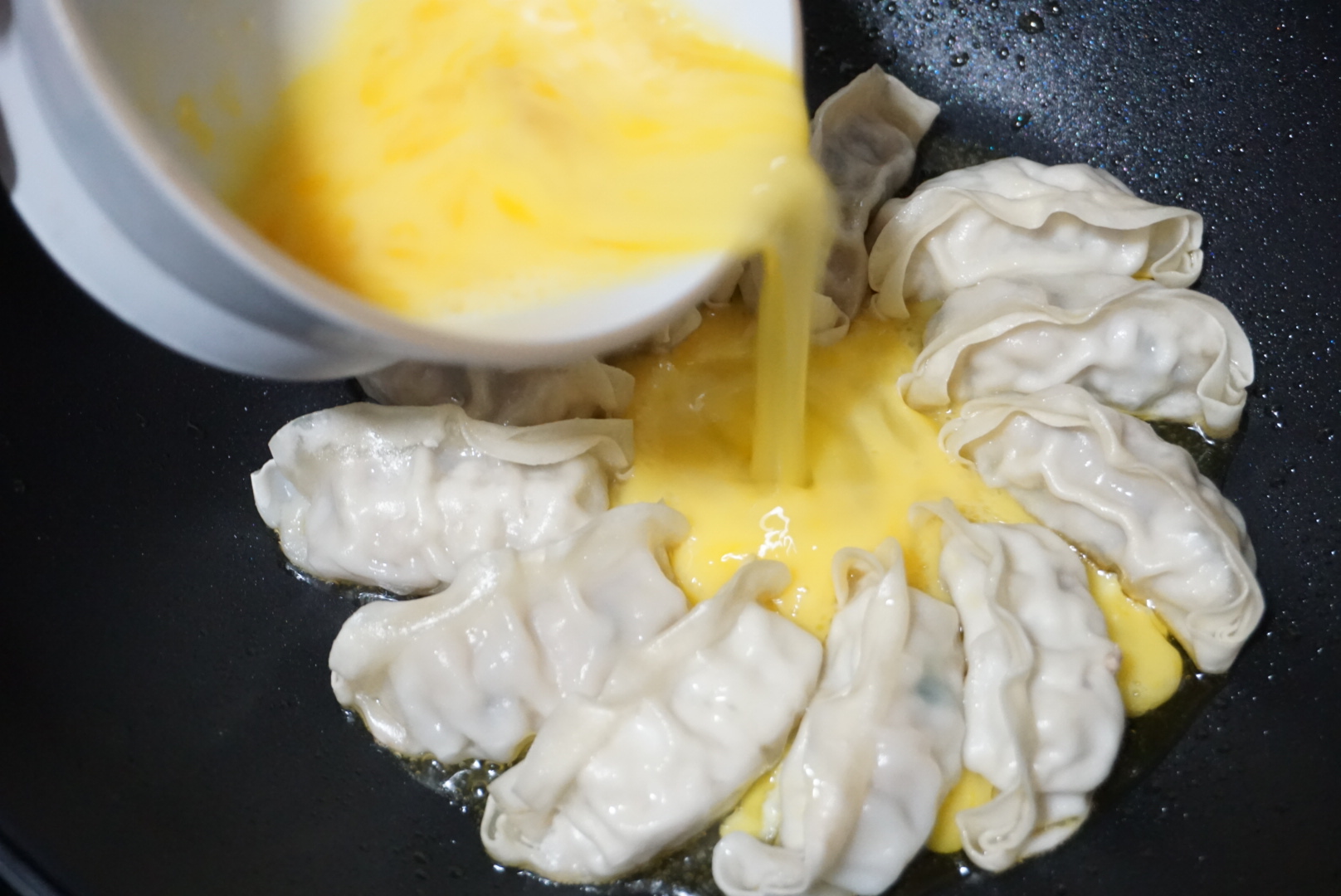 抱蛋煎饺中蛋液需要加水吗,网红蛋饼煎饺的做法