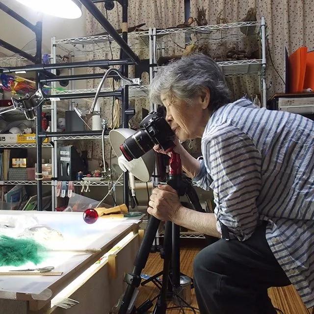 90岁日本老奶奶,酗酒飙车碰瓷,爱上自拍,人生乐趣多了100倍