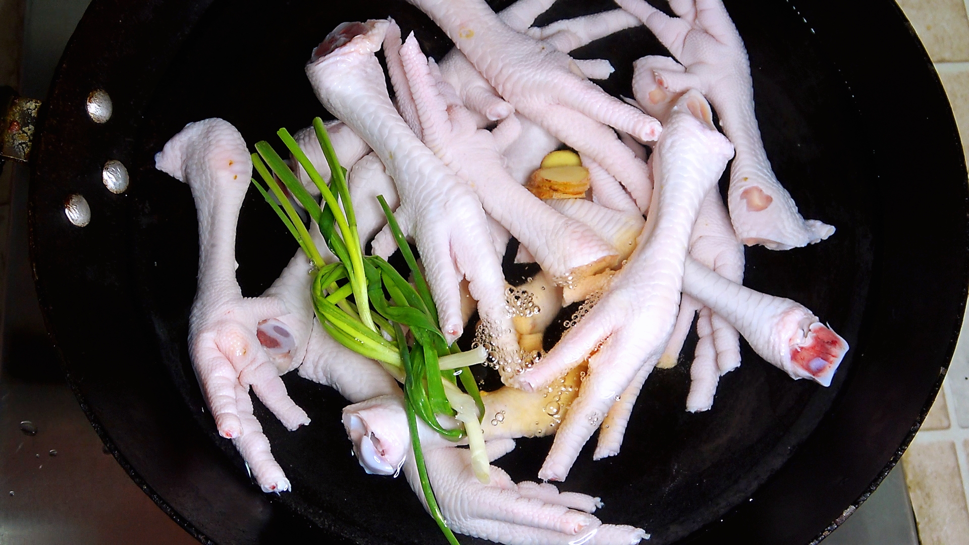 鸡爪去骨新方法,一根牙签就搞定,简单快速又完整,真实用