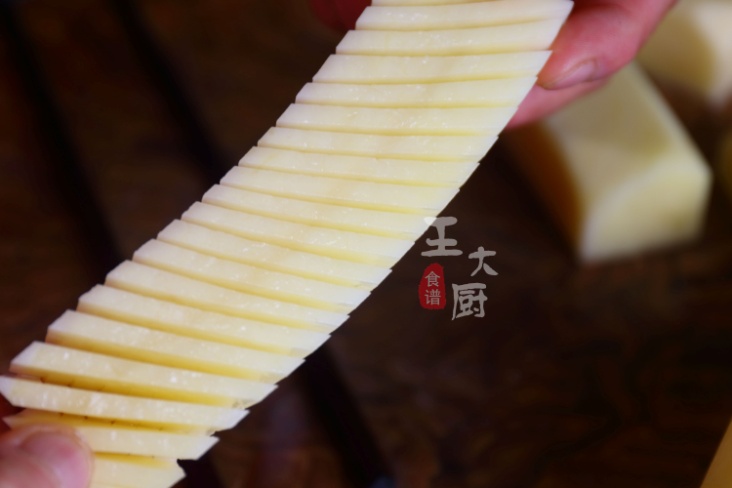 铁板风琴土豆做法,风琴土豆怎么做才像小吃摊一样