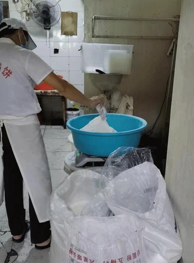 国庆送礼就选它!这家馅饼现做现卖,排长队,一天狂卖一万个