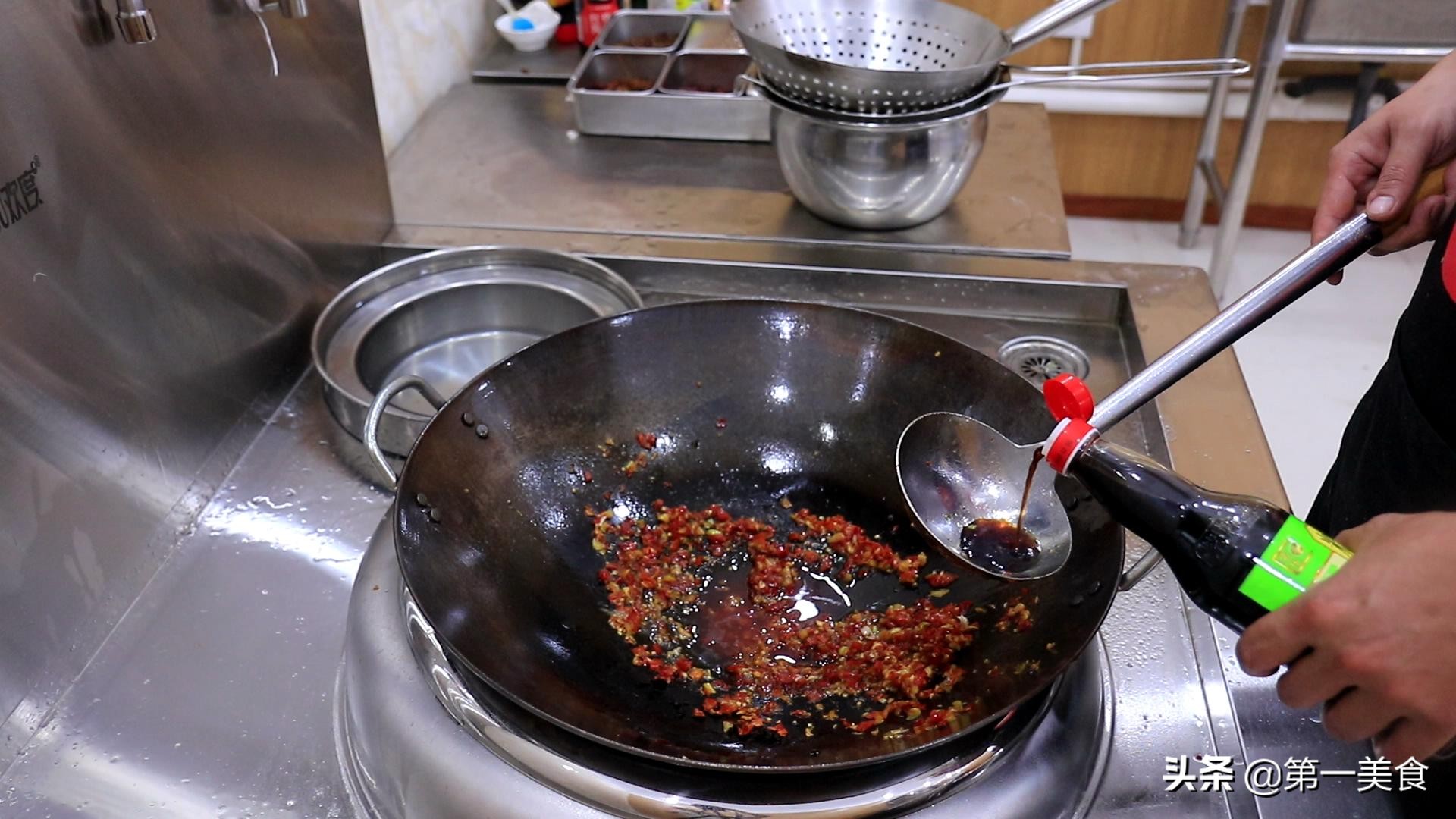 清蒸鱼怎样做鱼肉鲜嫩,五花肉不要红烧了放锅里蒸一蒸