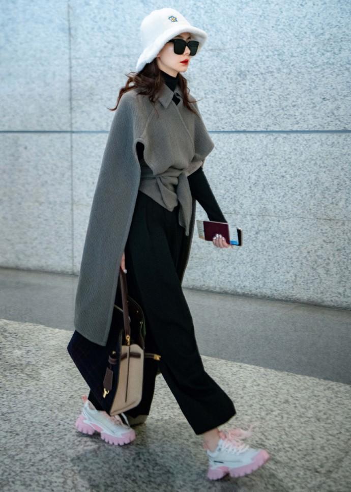 小众斗篷搭配,冬季复古斗篷适合搭配什么下装