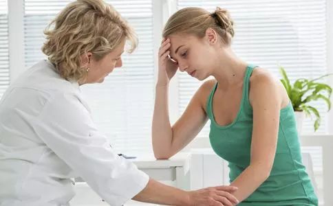 盆腔积液11mm怀孕了胎儿有影响吗,怀孕有盆腔积液会流褐色分泌物吗