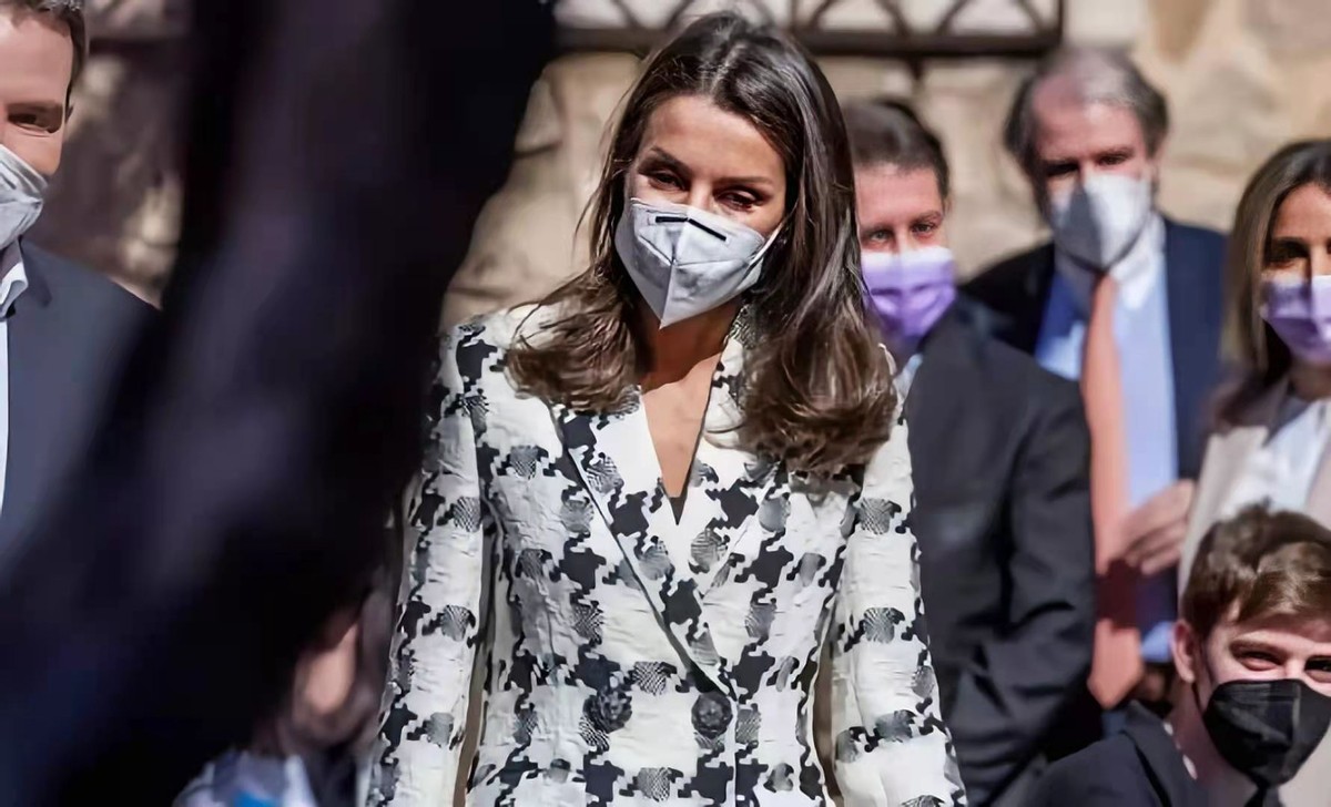 西班牙王后白色小西装配蓝色伞裙,西班牙王后穿黑条西装