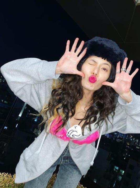 韩国女星泫雅写真,韩国女星衣着曝光泫雅