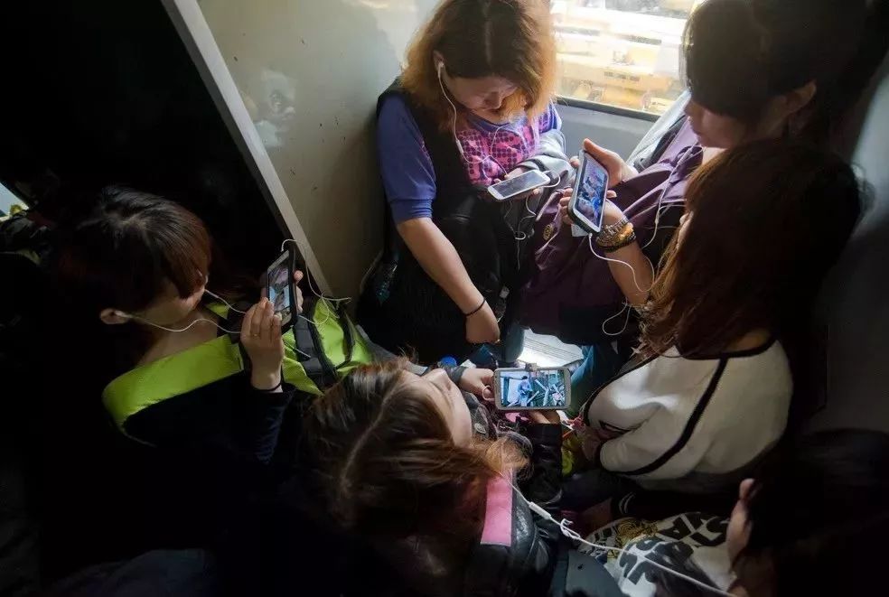 孩子坐绿皮火车看人世百态,绿皮火车才能反映生活百态