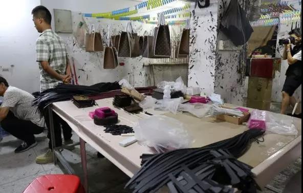 警方侦破特大跨国贩毒案,全球最大跨国假lv案告破视频