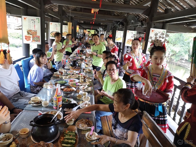 游山玩水老有所乐,和朋友一起游山玩水