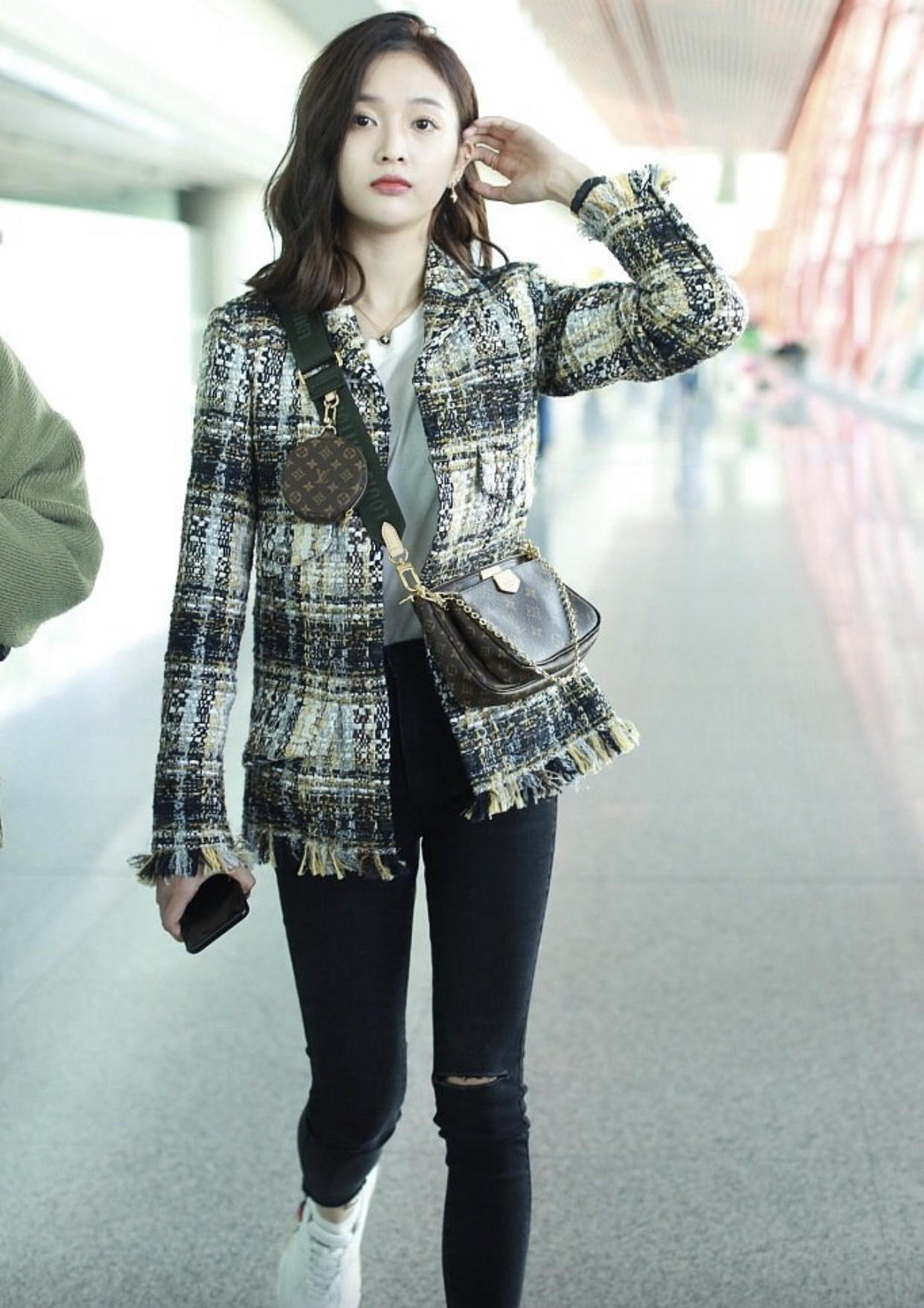 吴宣仪红色羽绒服,吴宣仪同款黄靴冬天怎么搭