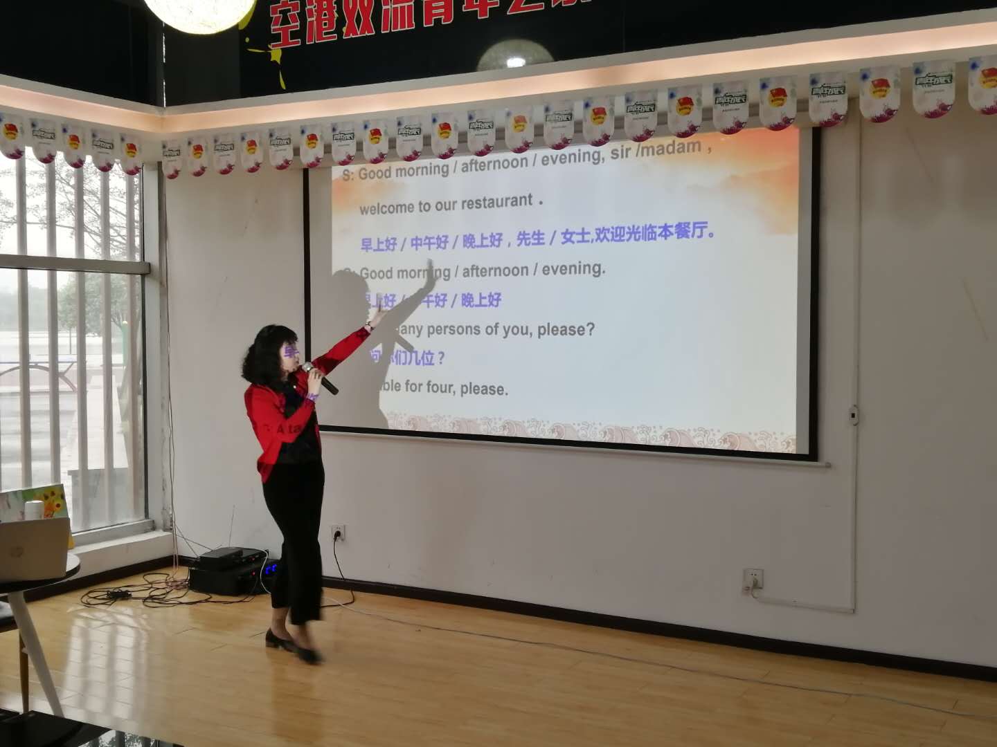 啥回事?最近,双流很多餐厅老板都在学说英语