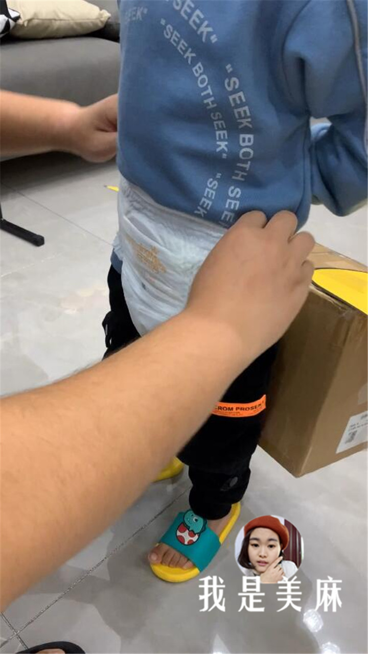 爸爸用快递纸箱做个大公鸡,孩子不停地跳来跳去,就像下蛋一样