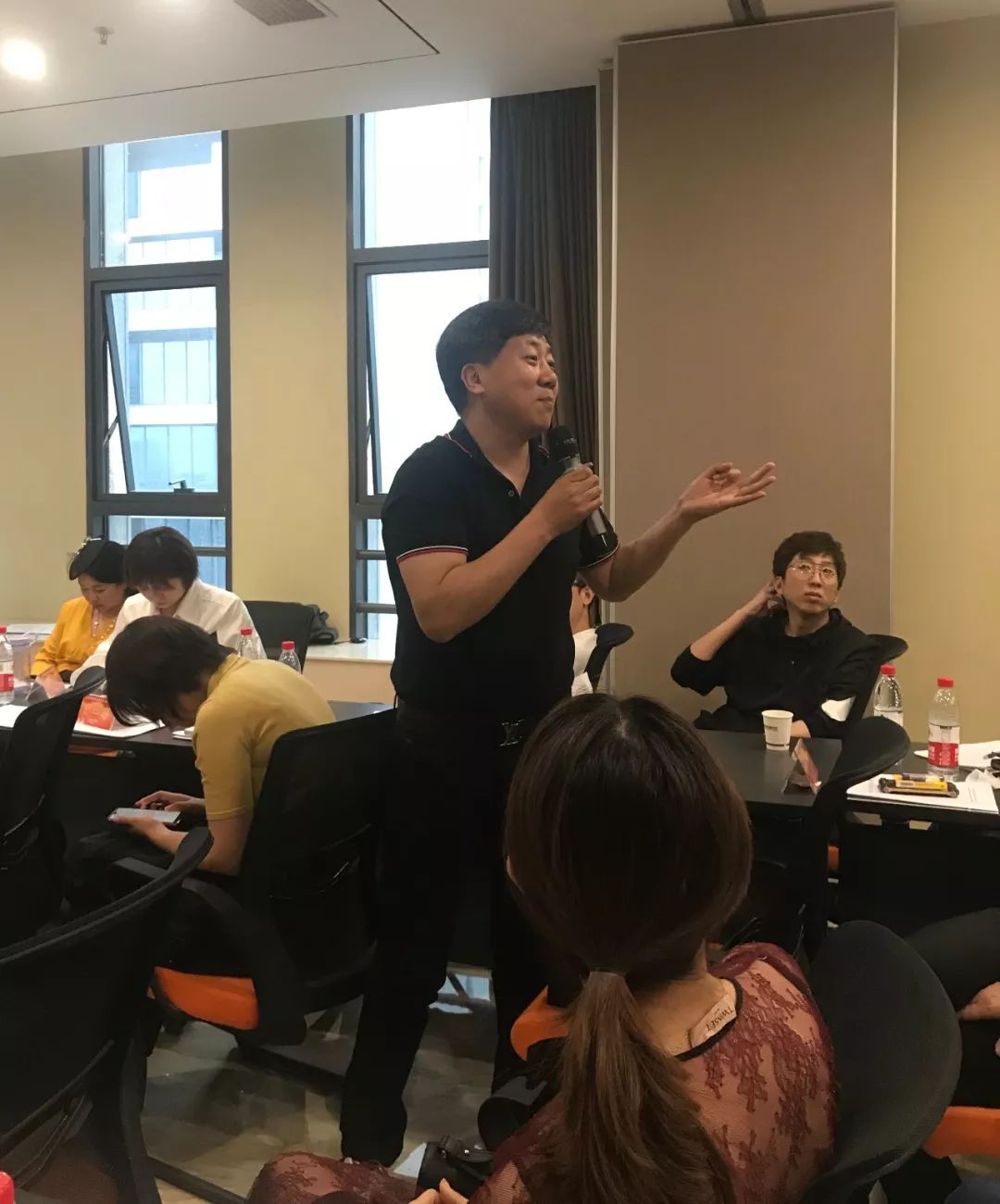 守底线争先进铸辉煌,守底线抓发展促振兴