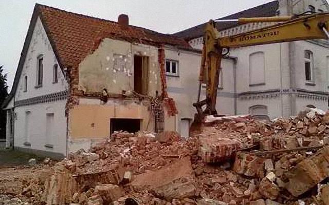 门前有坟屋后有水怎么破,门前坟屋后水的意思