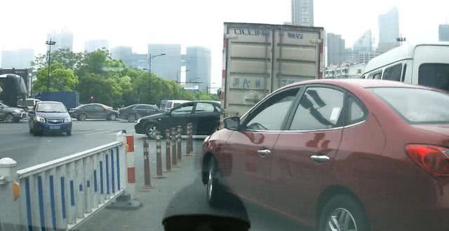 汽车碰到加塞狗,开车遇到加塞的车