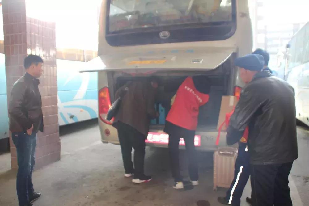 白银:爱心志愿者成为汽车站春运一道最亮风景线