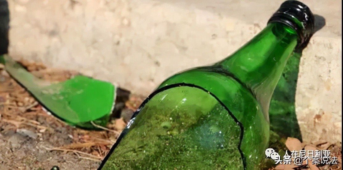 被酒瓶砸头掐脖子后男子反击构成正当防卫