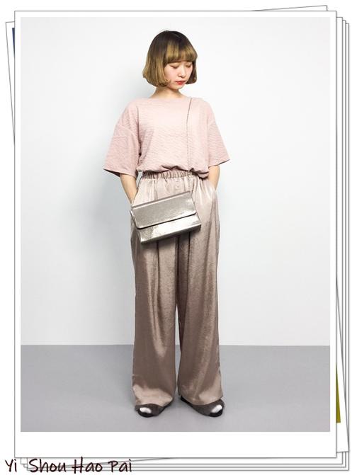 粉红色裤子搭配什么颜色上衣好看,粉红色裤子配什么上衣好看
