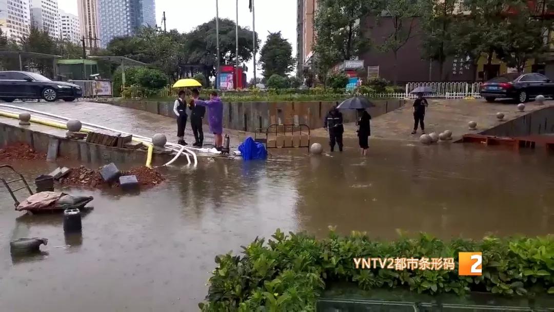 洪水涌入地下车库视频播放,洪水涌入地下停车场