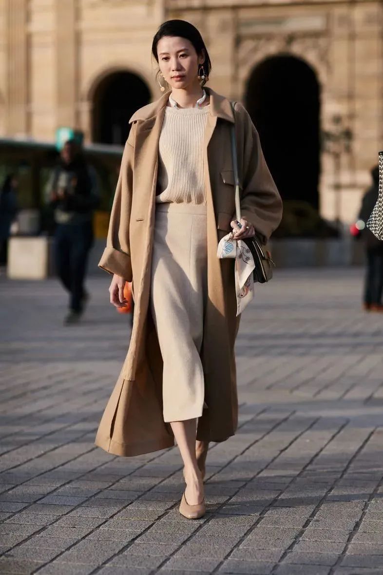 驼色大衣多种风格穿搭攻略,驼色大衣的高级感穿搭示范