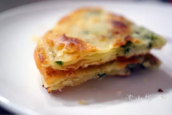 多余的饺子皮、馄饨皮千万不要扔,简单处理一下,秒变美味小吃