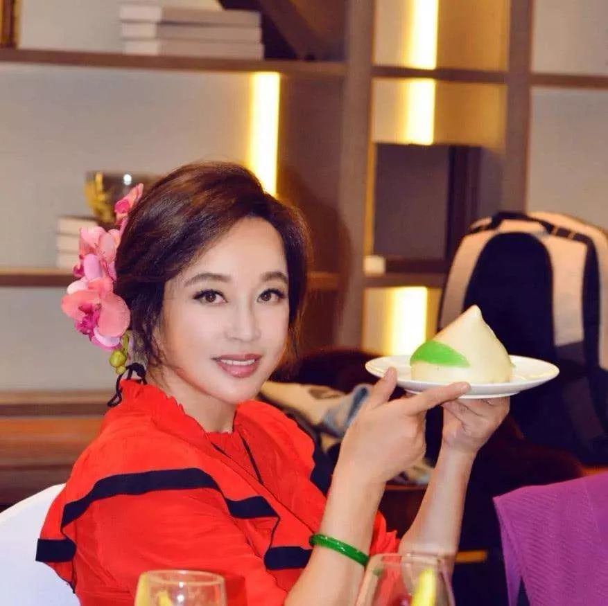 64岁刘晓庆回应整容：燃系的人生不怕重头再来