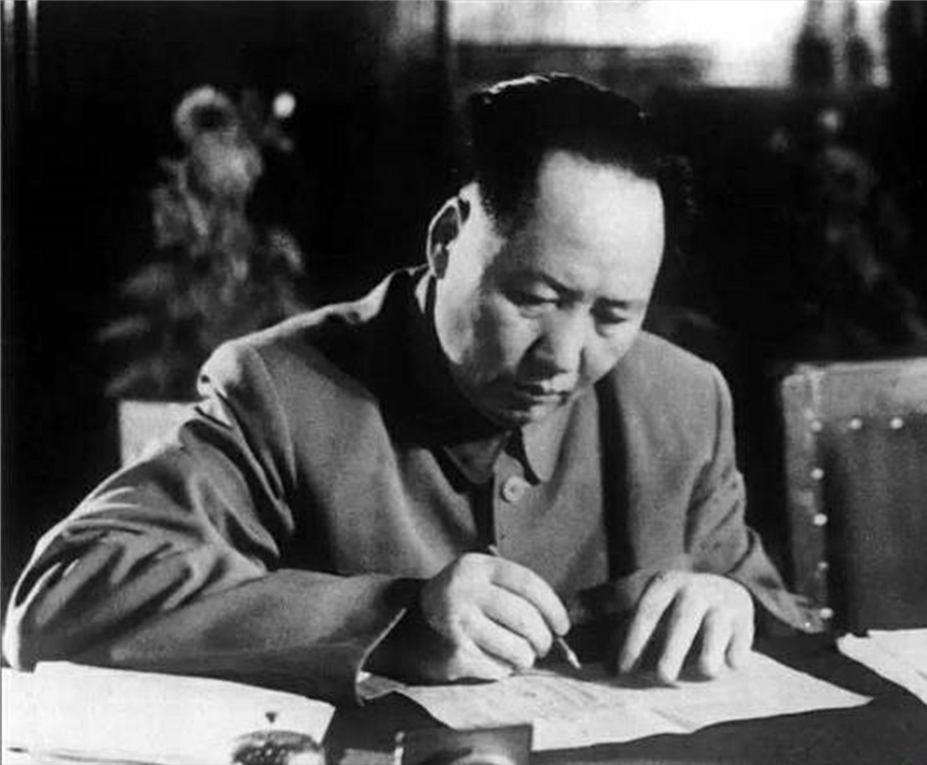 21岁护周总理进西安，30岁陪毛主席入重庆，龙飞虎到底有多强？