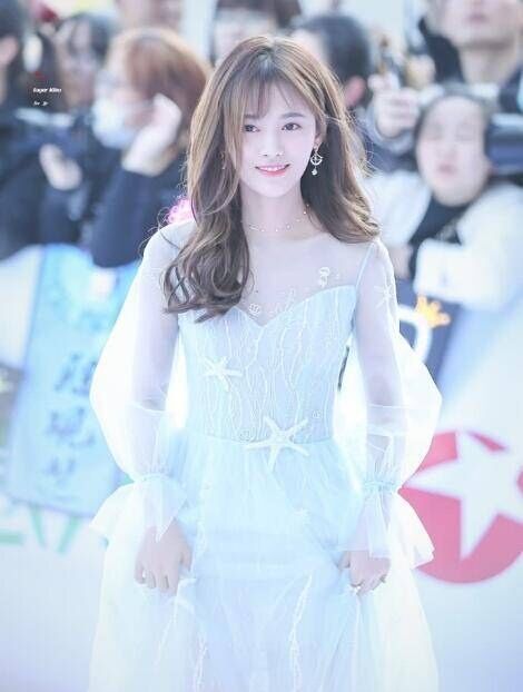 四千年美女鞠婧祎现身机场,有点矮但很真实,身高159也很美!