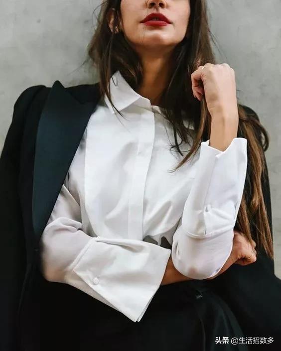 白色衣服发黄漂白剂洗得掉吗,衣服发黄了用84漂白剂可以漂白吗