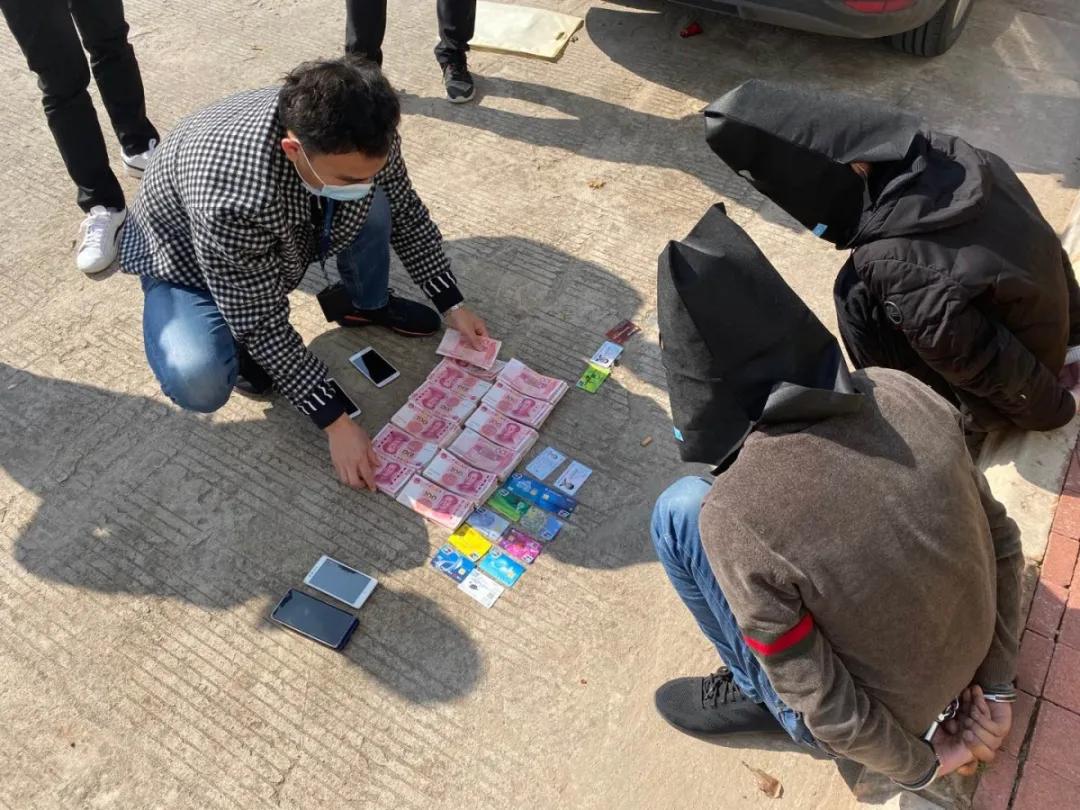 疫情男子卖假口罩被警察抓,贩卖口罩违法犯罪