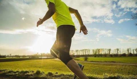 43岁男人每天夜跑5公里,45岁山东男子每晚坚持夜跑5公里