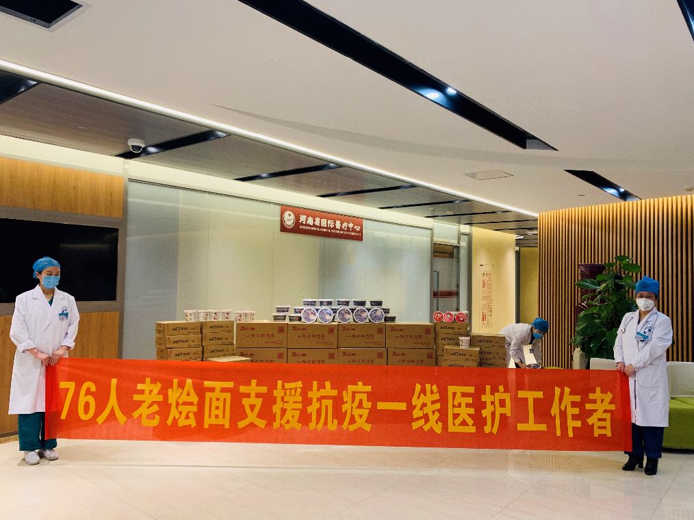 75岁老医生坚守抗疫一线,73岁大爷给抗疫一线奶奶送饭