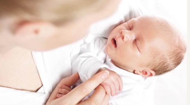 新生儿满月晚上不睡觉一招解决,出生20天新生儿晚上不睡觉怎么哄