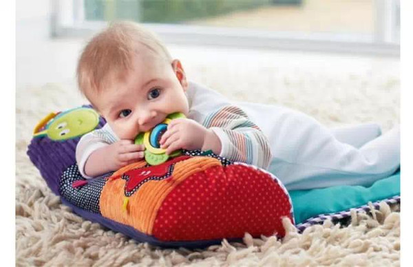 宝宝一岁还不会爬行正常吗,一岁多宝宝不会爬行怎么办