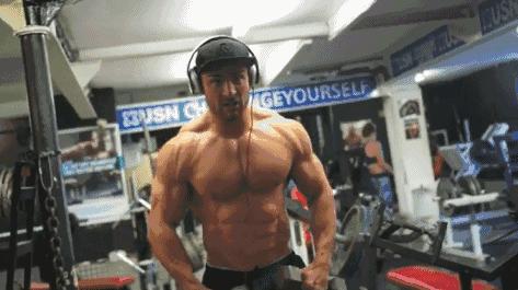 反复练肩,经常练背部但是做不了引体向上